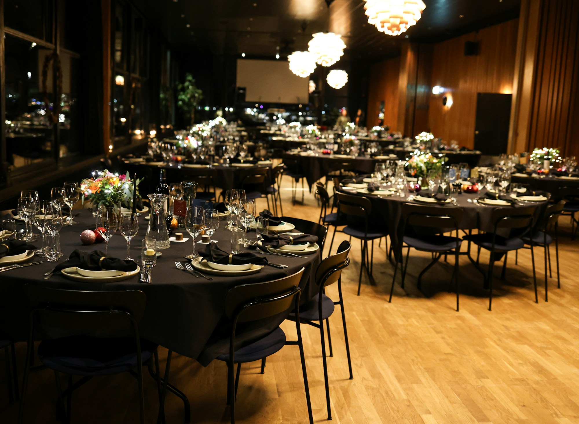 Table de dîner spectacle élégante - pochettes verrouillables Indapoutch
